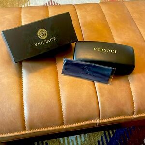 Versace sunglasses case with box and brand new cleaning cloth 🕶️